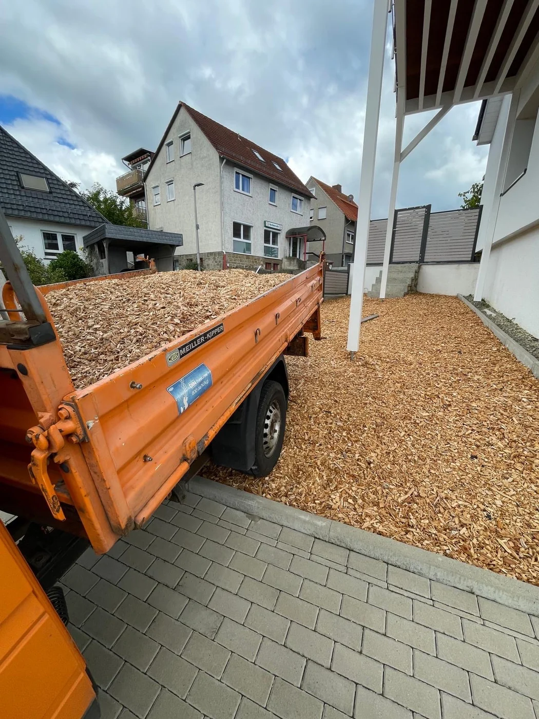 Transporter beladen mit Hackschnitzeln