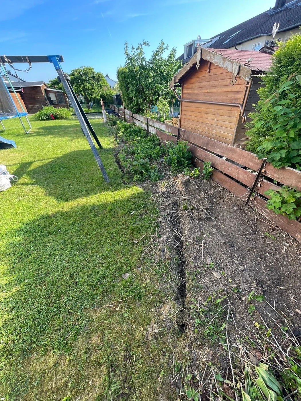 Gepflegter Garten mit Zaun