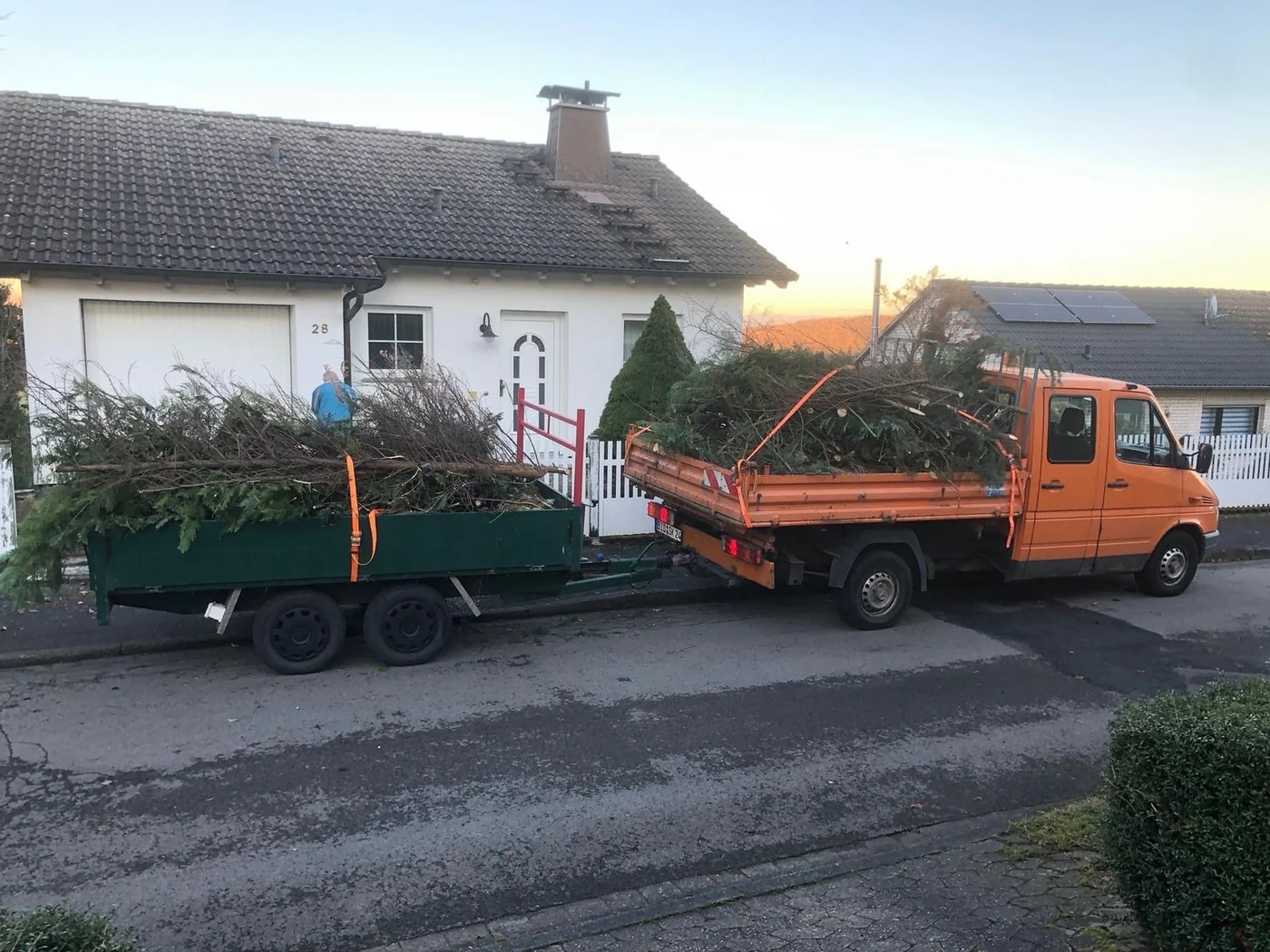 Beladener Pritschenwagen unterwegs